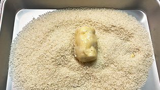 �^�l���o�b�^�[�t�ɐZ���A�t���悭�؂��ăp�����̏�œ]�����Ă���