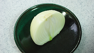 ���Ɛ��H�ׂ郉�[���̍����̍ޗ��F�ʂ˂��E1/2��