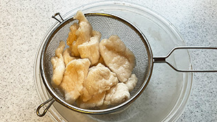 ��߂���U���ɂ����āA�������萅�C��؂��Ă���