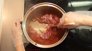 チキンを加え、表面の色が変わるまで炒める