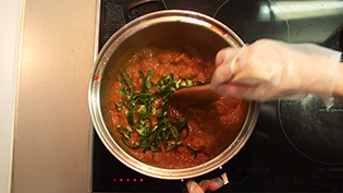 ピーマンを加えて一煮立ちしたら完成