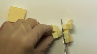 焼きりんごの作り方:バターを細かく切る