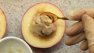 きび砂糖を入れる