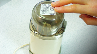 紅茶の茶葉をミルサーで細かく挽く