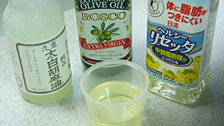 好みのサラダ油を計量する
