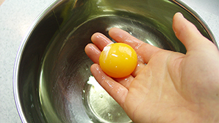 卵を卵白と卵黄に手で分ける