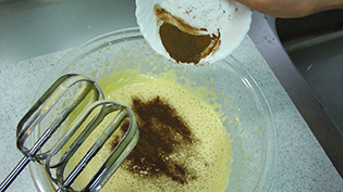 粉状にした茶葉を加えたら、むらなく軽く混ぜる