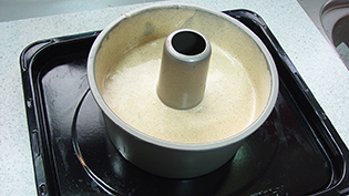 型をオーブンに入れ170℃で焼く