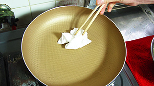 �e�t�����̃t���C�p�������߁A�L�b�`���y�[�p�[�ɖ������߂点�Čy���ӂ��Ă���