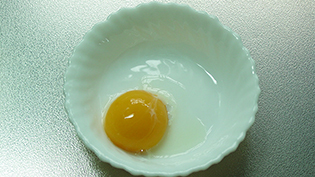 新鮮な卵黄1個を準備する