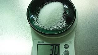 グラニュー糖30gを準備する