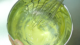 夏休みの自由研究で作るアイスクリームのレシピ:卵黄と砂糖を白っぽくなるまでよく混ぜる