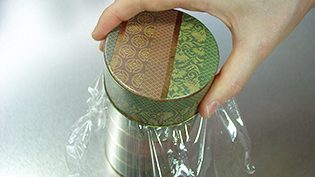 茶筒の場合はラップをしてからふたをする