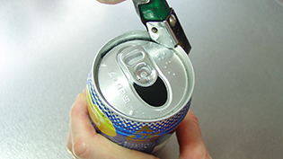 アルミ缶を缶切りで開けてコップ状にする