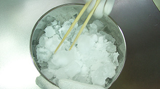 凍傷にならないように箸かスプーンでかき混ぜる