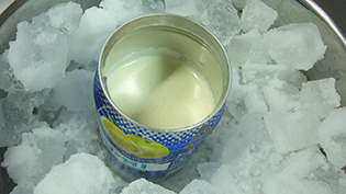 アイスクリーム液を入れたアルミ缶を氷の中に差し込む