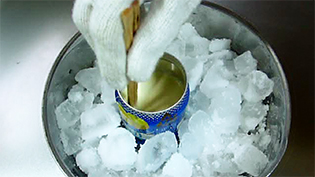 割りばしで、空気を入れるようにしてかき混ぜる