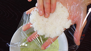 ���b�v�ɖݕĂ�u���āA��ŕ���ɍL����