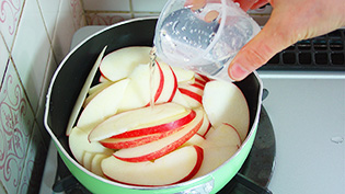 ��Ƀ����S�Ɛ�1�J�b�v�����Ă���