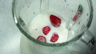 ミキサーに、牛乳とイチゴを入れる