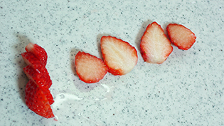 �f�R���[�V�����P�[�L�̍����F�P�[�L�̒��ɂ͂��ނ������́A�c��4��������
