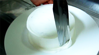 �i�C�t�𗧂Ăĉ�]����������񂵁A�\�ʂ��Ȃ߂炩�ɂ���