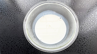 �����傳��4�Ƌ���100ml��ϔM�e��ɓ���A�d�q�����W500W��1�����߂č�����n�����Ă���