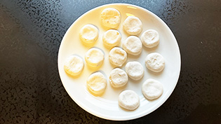 �����Ɋۂ߂āA��ŏオ�肪�ψ�ɂȂ�悤�ɒ��S���w�ŉ����Ăւ��܂��Ă���