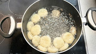 ��ɂ����𕦂����Ēc�q�����A�����オ���Ă�����1�`2����łĂ���