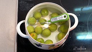 50℃くらいになったら湯を捨てる。これを3回繰り返しているところ
