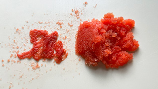 �����q�̔���ɕ�Ő؂�ڂ����A�X�v�[���Œ��g���������o���Ă���