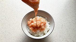 �|���܂̊p���n�T�~�Ő؂�A���������т̏�ɍi��o���Ă���