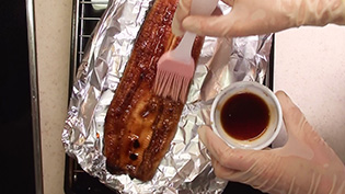 ホイルを開けてたれを塗る