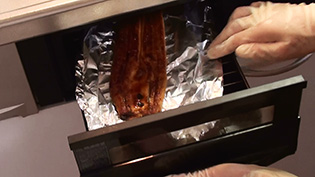表面をグリルで焼いて焦げ目をつける