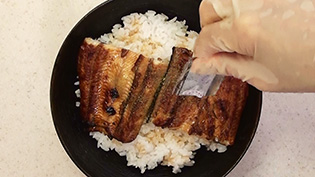 粉山椒を振ってほろほろと身が崩れる関東風うな丼の完成