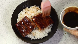 タレをうなぎに塗る