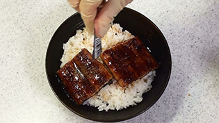 粉山椒を振って皮がサクッとした関西風蒲焼の完成
