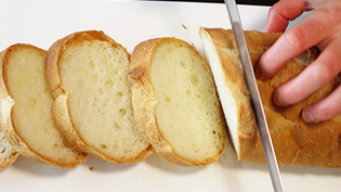 �t�����X�p�����΂�1cm���ɐ؂��Ă���