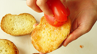 �g�}�g�̒f�ʂ�����������Ă���