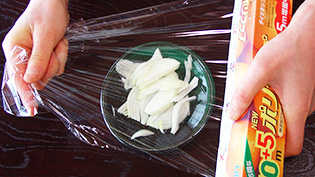 玉葱に軽くラップして電子レンジで加熱しようとしている