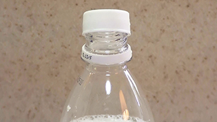 �y�b�g�{�g���ɃL���b�v��߂��ɂ̂��ăK�X�𓦂�