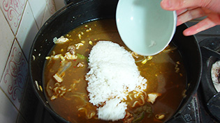 �L���`��̎c��`���ϗ��ĂāA��₲�т����Ă���