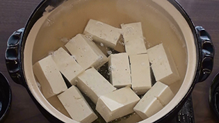 �񒚕��̓���������