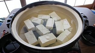 ����F���߂��ăK�b�e�����Ղ�Ղ铒�����̍���