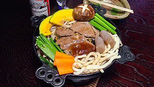 >味付けラム肉で作るジンギスカン