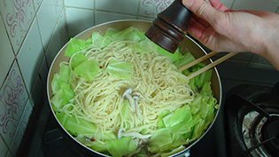 塩と胡椒で味を調えている
