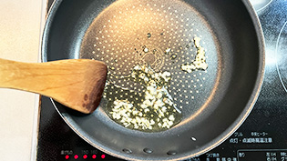 �I���[�u�I�C�����Ђ����t���C�p���Ƀj���j�N�����āA��΂��u�߂Ă���