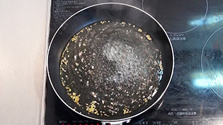薄く色づいたら、水、塩、めんつゆを加えて沸騰させている