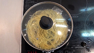 ふたをして弱火で茹でている