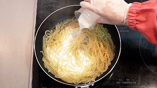 水気が減ったら牛乳を加えている